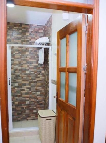 אנטבה Rosemary Courts Bed And Breakfast מראה חיצוני תמונה